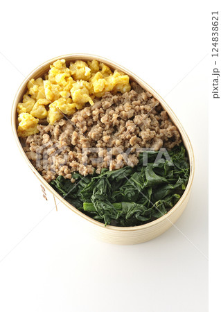 卵、肉、ほうれん草の三色弁当を白背景で撮影 卵、肉、ほうれん草の三色弁当を白背景で撮影 124838621