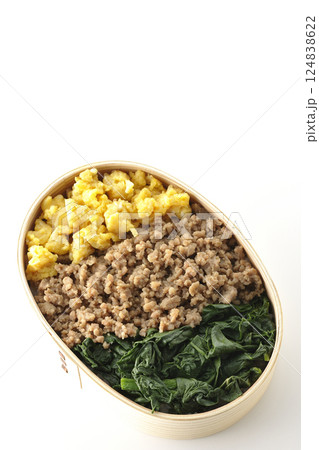 卵、肉、ほうれん草の三色弁当を白背景で撮影 124838622