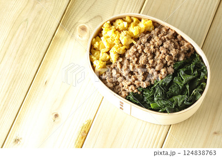 卵、肉、ほうれん草の三色弁当 卵、肉、ほうれん草の三色弁当 124838763