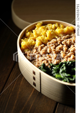 卵、肉、ほうれん草の三色弁当 卵、肉、ほうれん草の三色弁当 124838791