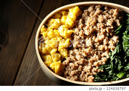 卵、肉、ほうれん草の三色弁当 卵、肉、ほうれん草の三色弁当 124838797