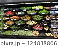 スーパーで売られている野菜 124838806