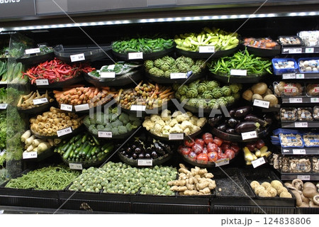 スーパーで売られている野菜 124838806
