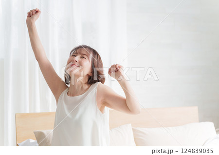 朝ベッドでストレッチする中高年女性 124839035