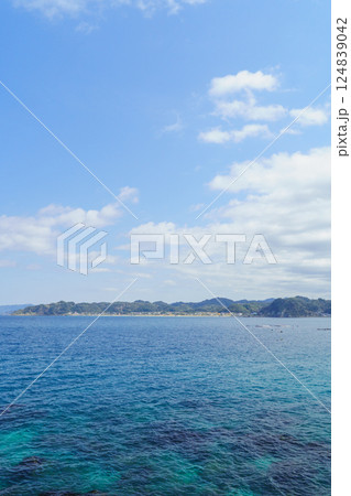 【千葉県南房総市】明神岬(大房岬自然公園)から見た富浦湾(南無谷崎方面の風景) 【千葉県南房総市】明神岬(大房岬自然公園)から見た富浦湾(南無谷崎方面の風景) 124839042