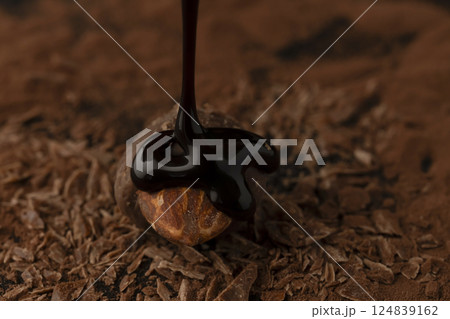 アーモンドチョコレートにチョコレートソースをかける 124839162