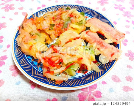 家庭のかき揚げとカニカマの天ぷら 124839494