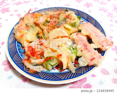 家庭のかき揚げとカニカマの天ぷら 124839495