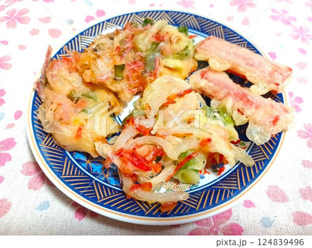 家庭のかき揚げとカニカマの天ぷら 124839496