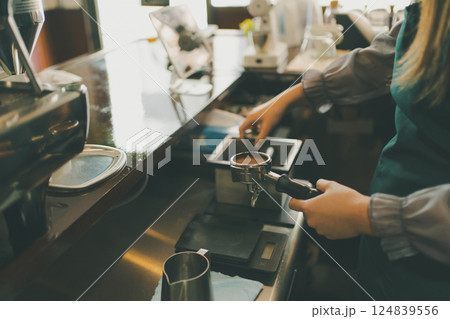 coffee shop 124839556