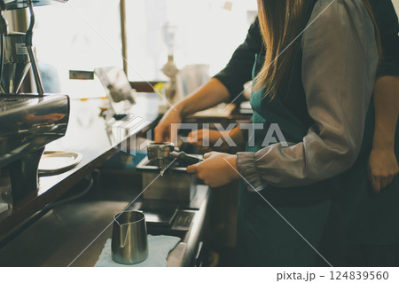 coffee shop 124839560