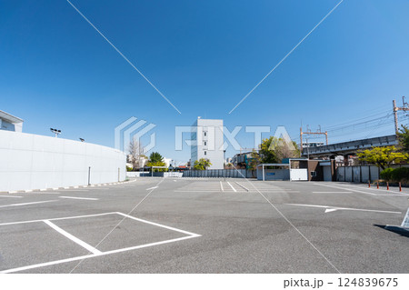 京王閣競輪場　オフト京王閣の広大な駐車場　春の青空　東京都調布市多摩川4丁目 124839675