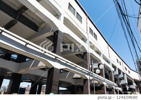 京王多摩川駅の外観　京王相模原線　春の青空　東京都調布市多摩川4丁目 124839680