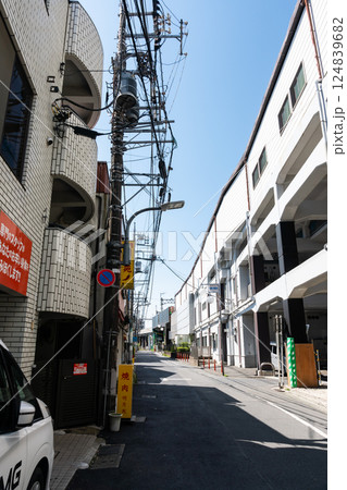 京王多摩川駅の高架の脇道　京王相模原線　春の青空　東京都調布市多摩川4丁目 124839682