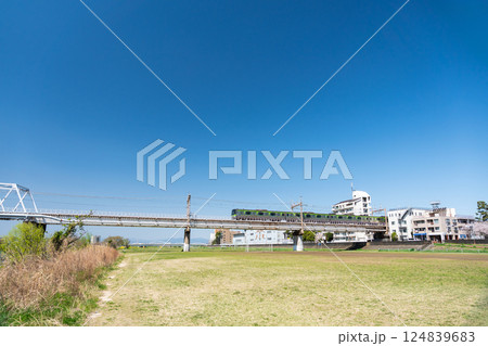 多摩川の河川敷から見た京王線の電車 春の青空 東京都調布市多摩川 多摩川の河川敷から見た京王線の電車 春の青空 東京都調布市多摩川 124839683