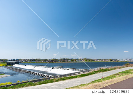 多摩川　二ヶ領上河原堰の眺め　散歩　春の青空　東京都調布市 124839685