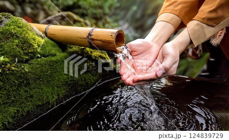 清めの儀式 - 日本の竹筒から湧き出る神聖な水と受け止める手 清めの儀式 - 日本の竹筒から湧き出る神聖な水と受け止める手 124839729