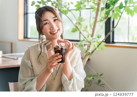 カフェ,ダイニングでアイスコーヒーを飲む若いアジア人女性 カフェ,ダイニングでアイスコーヒーを飲む若いアジア人女性 124839777