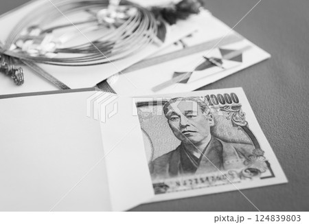 祝儀袋と一万円札 マナー 作法 お祝い 紙幣 金封 一万円札 ピン札 祝儀袋と一万円札 マナー 作法 お祝い 紙幣 金封 一万円札 ピン札 124839803