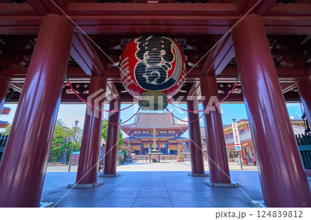 神奈川県川崎市の川崎大師大山門越しに川崎大師平間寺本堂を見る 神奈川県川崎市の川崎大師大山門越しに川崎大師平間寺本堂を見る 124839812