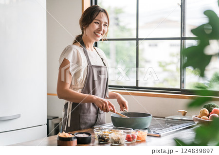 キッチンでお弁当を作る若いアジア人女性(お母さん・妻・主婦) キッチンでお弁当を作る若いアジア人女性(お母さん・妻・主婦) 124839897