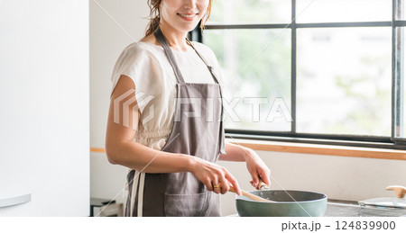 キッチンで料理をする若いアジア人女性(クッキング・手料理) キッチンで料理をする若いアジア人女性(クッキング・手料理) 124839900