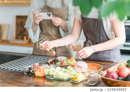 料理教室,クッキングスクールで料理を教える講師の女性の手元 料理教室,クッキングスクールで料理を教える講師の女性の手元 124839987