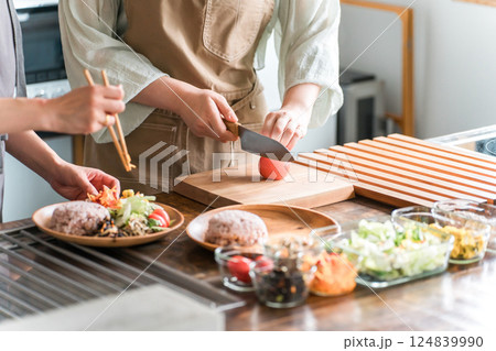料理教室・クッキングスクールで料理を教える講師の女性と生徒の女性 料理教室・クッキングスクールで料理を教える講師の女性と生徒の女性 124839990