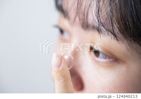 コンタクトレンズをつける女性 コンタクトレンズをつける女性 124840213
