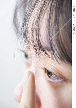 コンタクトレンズをつける女性 コンタクトレンズをつける女性 124840215