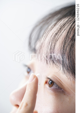 コンタクトレンズをつける女性 124840216