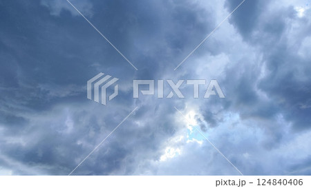 静謐な無限の蒼、空の美しさを切り取った究極の一瞬 静謐な無限の蒼、空の美しさを切り取った究極の一瞬 124840406