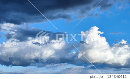 静謐な無限の蒼、空の美しさを切り取った究極の一瞬 静謐な無限の蒼、空の美しさを切り取った究極の一瞬 124840411
