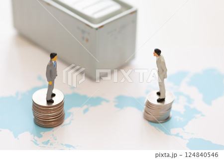 貿易 関税 お金のイメージ 世界地図の上で向き合うビジネスマンのミニチュア 124840546
