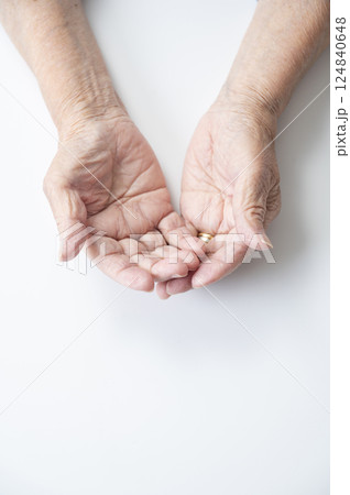 おばあさんの手のひら おばあさんの手のひら 124840648