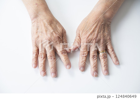 おばあさんの手の甲 124840649