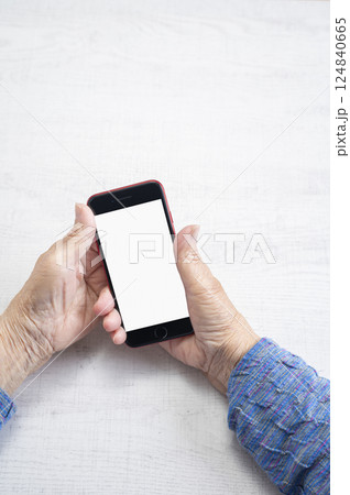 スマホを持つおばあさんの手元 スマホを持つおばあさんの手元 124840665