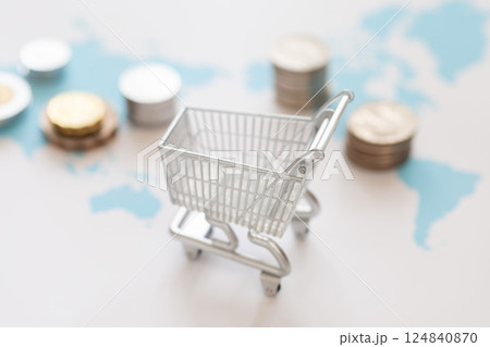 世界地図の上のショッピングカートとお金 世界経済 貿易 インバウンドのイメージ  124840870