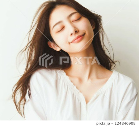 目をつむっている女性 124840909