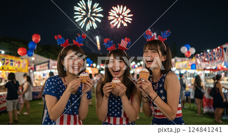 独立記念日と花火を楽しむ女性グループ 独立記念日と花火を楽しむ女性グループ 124841241