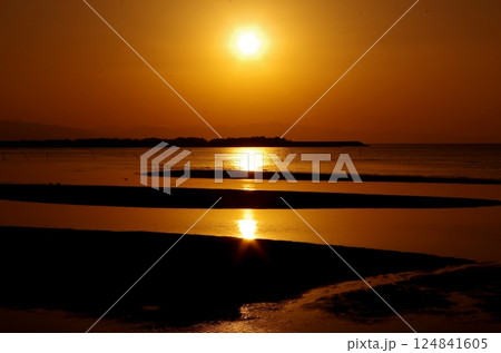 国東半島 真玉海岸の夕陽 恋叶ロード 国東半島 真玉海岸の夕陽 恋叶ロード 124841605
