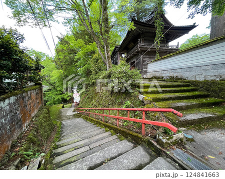 大岩山日石寺の参道(富山県上市町) 124841663