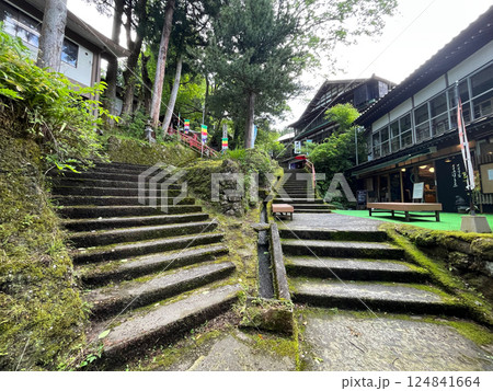 大岩山日石寺の参道(富山県上市町) 124841664