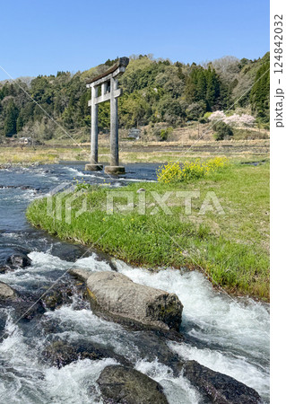 原尻の滝と緒方川の鳥居 124842032