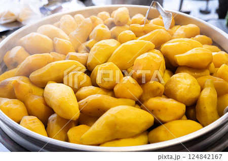 台湾の蒸し芋 Roasted sweet potato in Taiwan in market 台湾の蒸し芋 Roasted sweet potato in Taiwan in market 124842167