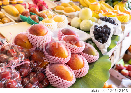 台湾伝統朝市のマンゴーや果物 Mango and fruits in Taiwan fruit sh 台湾伝統朝市のマンゴーや果物 Mango and fruits in Taiwan fruit sh 124842168