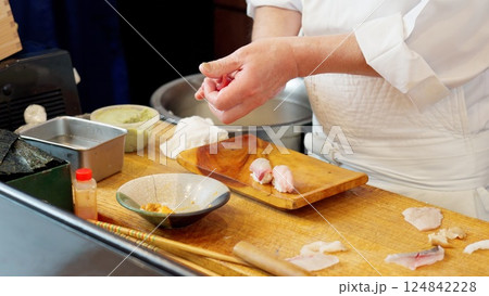 寿司を握る料理人の手元 寿司を握る料理人の手元 124842228