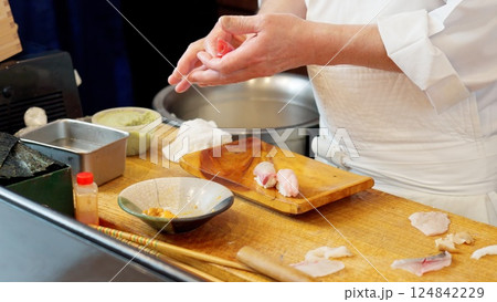 寿司を握る料理人の手元 124842229