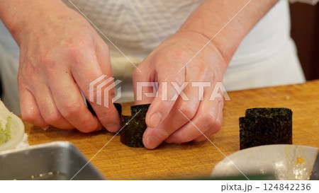 軍艦巻きをつくる料理人の手元 124842236