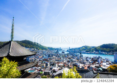 天寧寺三重塔近くから見た尾道の市街地 124842284